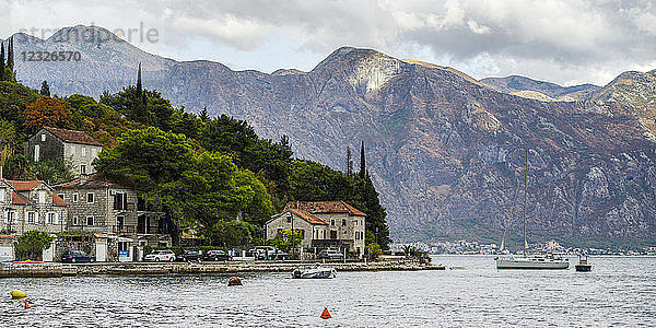 Häuser und Boote entlang der Bucht von Kotor; Perast  Kotor  Montenegro