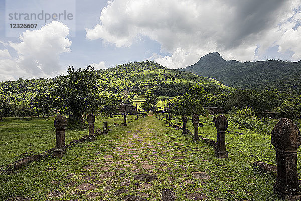 Von Sandsteinpfosten gesäumter Korridor  Vat Phou Tempelkomplex; Champasak  Laos