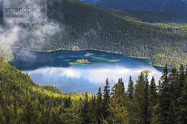 Alpensee von oben gesehen und eingerahmt von baumbewachsenen Berghängen; Grainau  Bayern  Deutschland