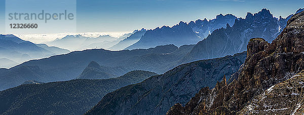 Panorama einer zerklüfteten Gebirgskette mit Silhouetten; Sexten  Bozen  Italien