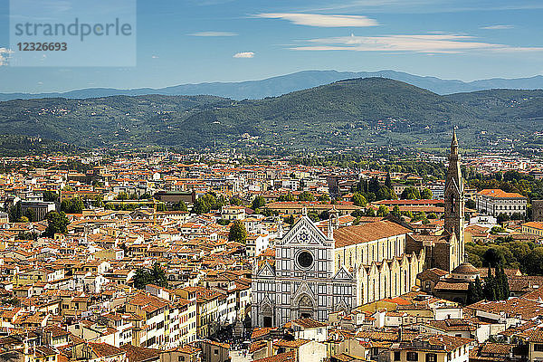 Blick über Florenz mit der Kirche Santa Croce und der Bergkette im Hintergrund; Florenz  Toskana  Italien