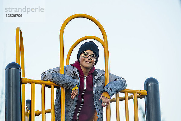 Porträt eines kleinen Jungen  der auf einem Spielplatz spielt; Langley  British Columbia  Kanada