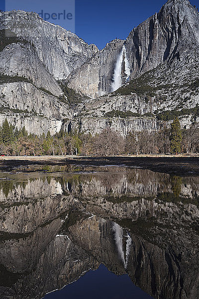 Yosemite Falls  Yosemite Valley im Winter  Yosemite National Park; Kalifornien  Vereinigte Staaten von Amerika
