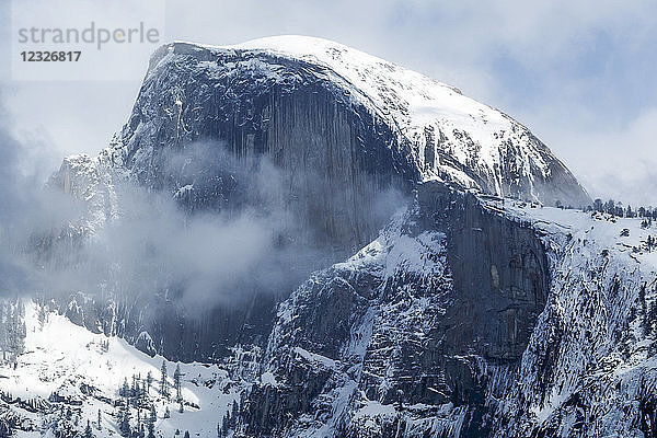 Half Dome mit Schnee im Winter  Yosemite Valley  Yosemite National Park; Kalifornien  Vereinigte Staaten von Amerika