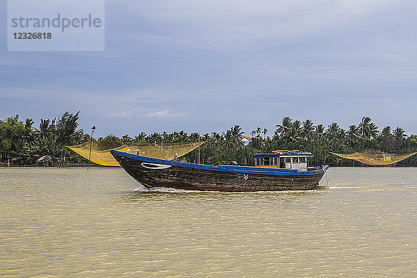 Fischerboot und Netze auf dem Fluss; Hoi An  Quang Nam  Vietnam