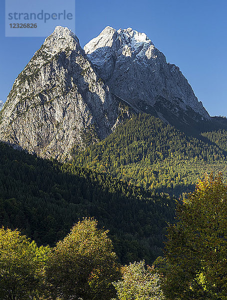 Schroffe Berggipfel mit blauem Himmel; Grainau  Bayern  Deutschland