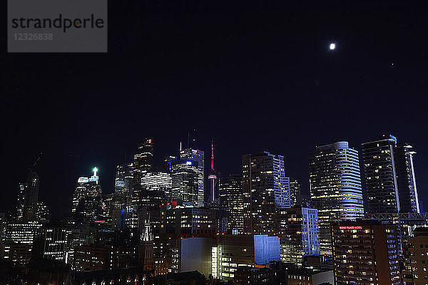 Skyline von Toronto bei Nacht; Toronto  Ontario  Kanada