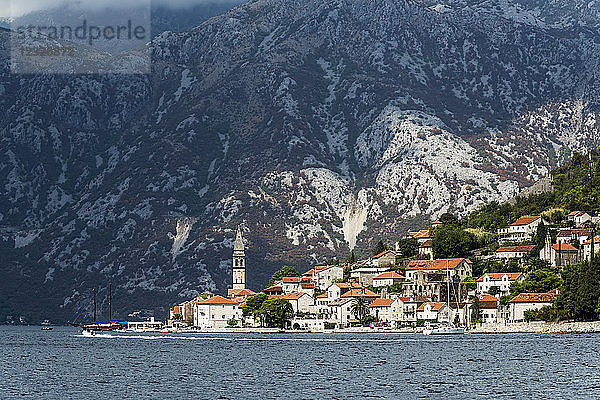 Bucht von Kotor mit Gebäuden in der Stadt Perast entlang der Küstenlinie; Perast  Gemeinde Kotor  Montenegro