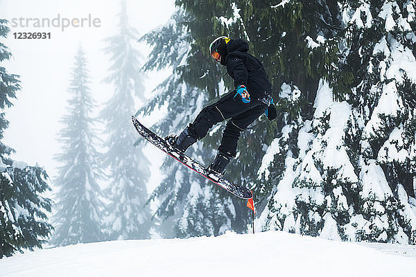 Ein Jugendlicher beim Snowboarden auf dem Mount Seymore  Nord-Vancouver; Vancouver  British Columbia  Kanada