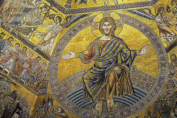 Nahaufnahme des Goldmosaiks von Christus und Figuren in der Kuppel der Kathedrale von Florenz; Florenz  Toskana  Italien