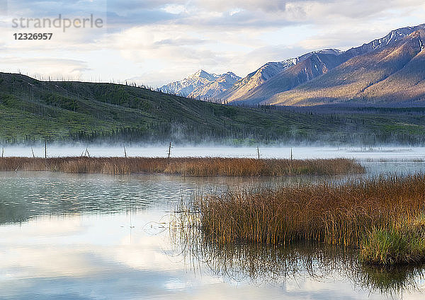 Nebel über einem Bergsee am frühen Morgen  Jasper National Park; Jasper  Alberta  Kanada