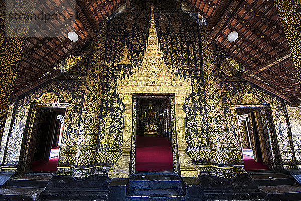 Schwarz-goldene schablonierte Säulen am Portikus der Sim (Versammlungshalle) des Wat Xieng Thong; Luang Prabang  Laos