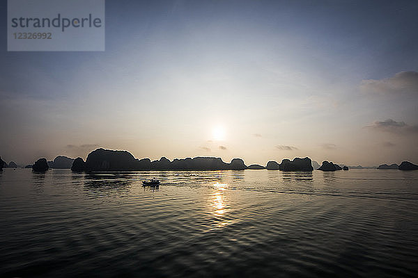 Kalksteinkarst und Inseln der Ha Long-Bucht bei Sonnenuntergang; Quang Ninh  Vietnam