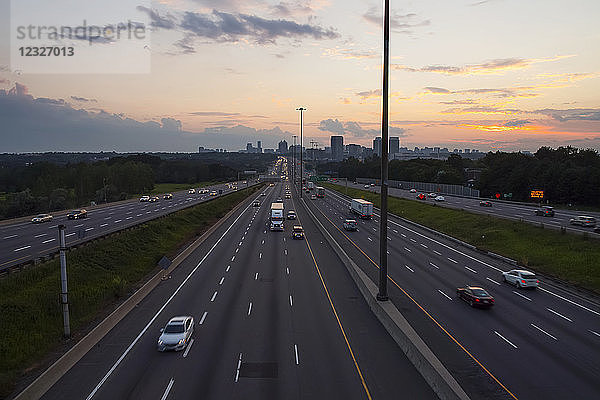 Highway 401 mit Blick nach Westen in Richtung Yonge Street in der Abenddämmerung; Toronto  Ontario  Kanada