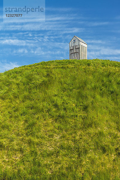 Die grasbewachsene Thufa-Kuppel mit dem Fischtrockenhaus auf dem Dach ist eine Kunstinstallation von Olof Nordal; Reykjavik  Island