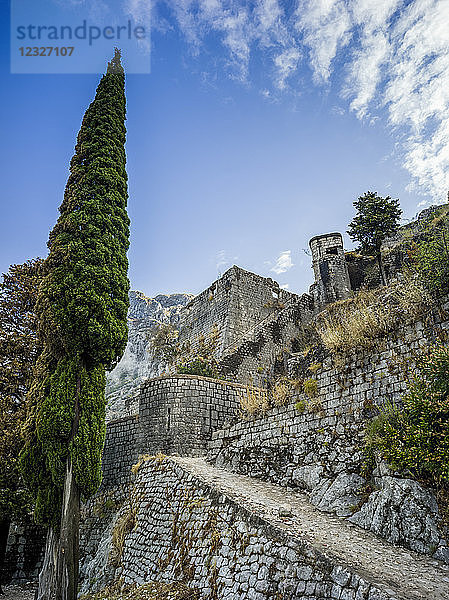 Steinmauern und Weg der Festung von Kotor mit Berg und blauem Himmel; Kotor  Montenegro