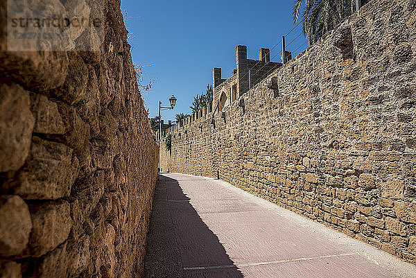 Die römische Stadtmauer von Alcudia; Alcudia  Mallorca  Balearen  Spanien