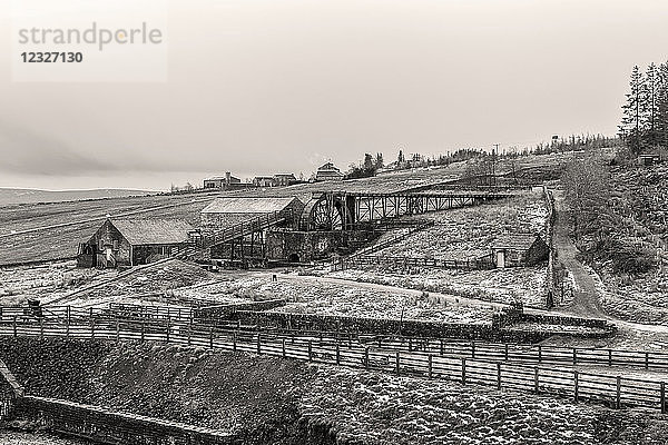 Schwarz-Weiß-Bild der Killhope Mine im Winter; England