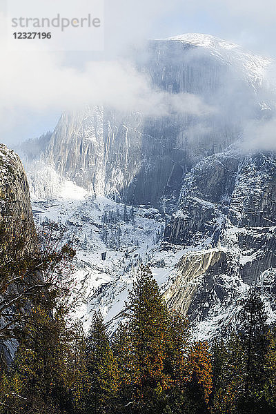 Half Dome mit Schnee und Wolken  Yosemite National Park  Kalifornien  Vereinigte Staaten von Amerika