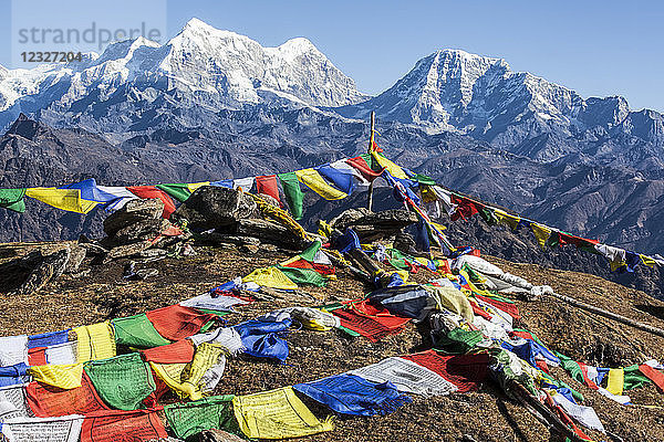 Buddhistische Gebetsfahnen auf dem Gipfel des Pikey Peak im Himalaya; Nepal