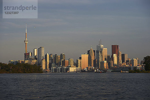 Skyline von Toronto und Ontariosee am frühen Morgen; Toronto  Ontario  Kanada