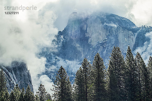 Half Dome umgeben von Wolken  Yosemite National Park; Kalifornien  Vereinigte Staaten von Amerika