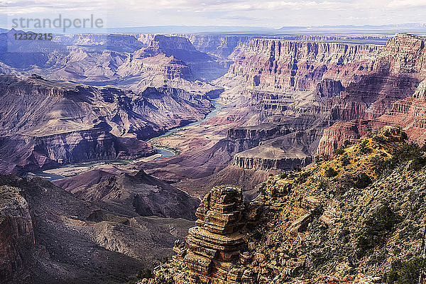 Colorado River schlängelt sich durch den Grand Canyon National Park; Arizona  Vereinigte Staaten von Amerika