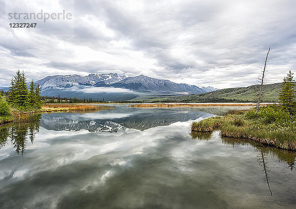 Spiegelungen im See und in den Rocky Mountains in der Nähe von Jasper am frühen Morgen  Jasper National Park; Alberta  Kanada