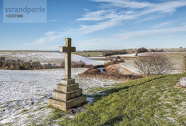 Steinkreuz auf dem Friedhof der Branxton Church mit einer leichten Schneedecke auf dem Boden; Flodden  England