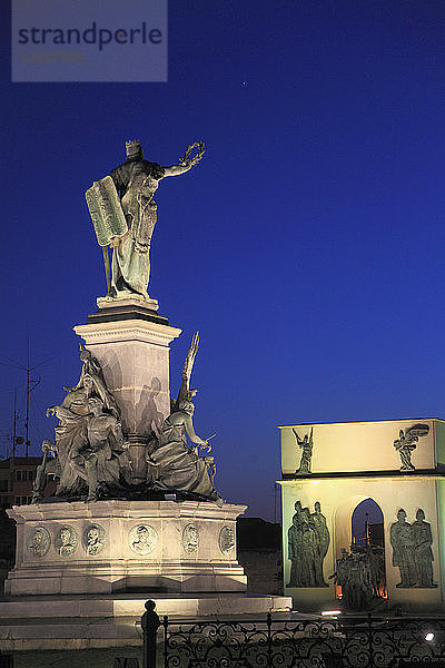 Rumänien  Crisana  Arad  Denkmal der Märtyrer von Arad  Freiheitsstatue  Park der Versöhnung  Triumphbogen