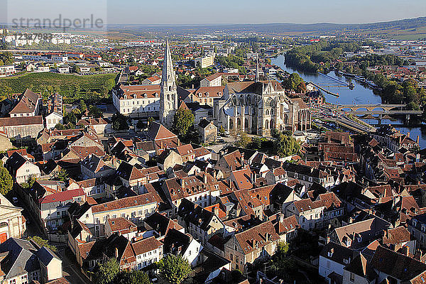 Frankreich  Region Bourgogne Franche Comte (Burgund)  Departement Yonne  Auxerre  Abtei Saint Germain und Fluss Yonne