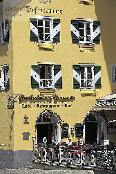Österreich  Tirol  Kitzbühel  Cafe  Restaurant  Menschen