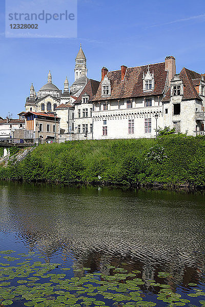 Frankreich  Nouvelle Aquitaine  Departement Dordogne (24)  Perigueux  Kathedrale Saint Front (Unesco-Welterbe) und Fluss Isle