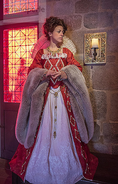 Frankreich  Vendee  les Epesses Puy-du-Fou Themenpark  Schloss  Frau gekleidet wie in der Renaissance Zeit für die Show ''Renaissance du Chateau'' (Wiedergeburt des Schlosses)