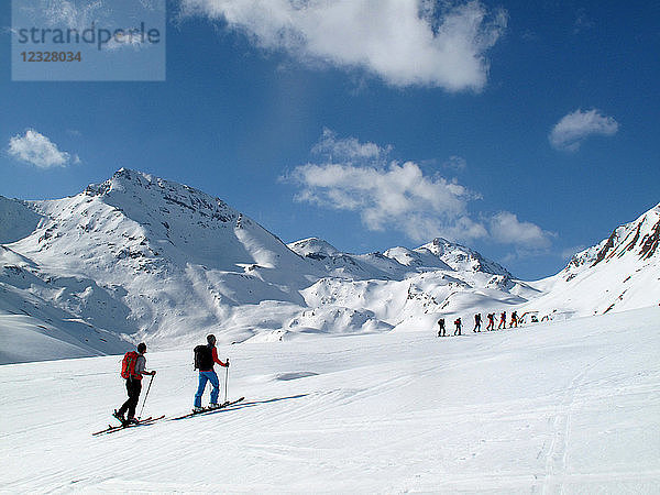 ÖSTERREICH  Tirol  Silvrettagebirge  Langläufer wandern zur Larainfernerspitze