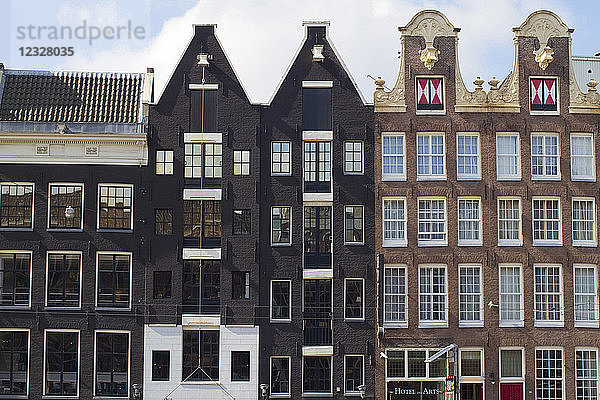 Niederlande  Amsterdam  Centrum  Rokin  Niederländische Giebelhäuser