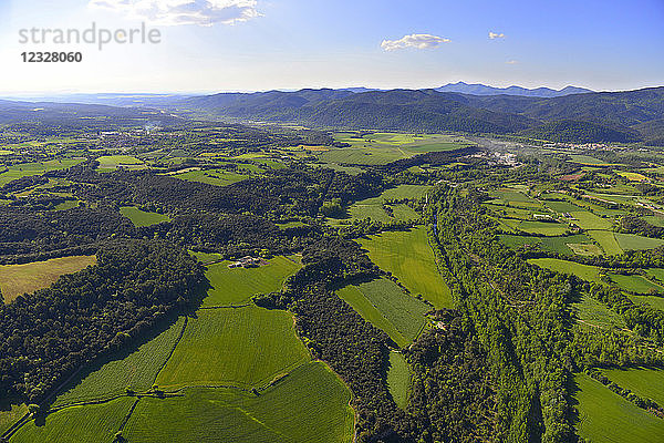 Europa Spanien Ebene und Wald in Katalonien Montaigut