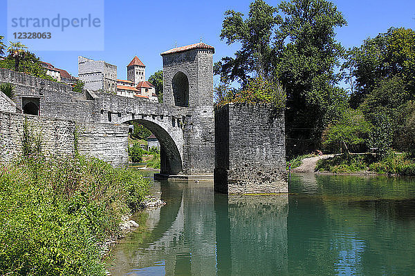 Frankreich  Nouvelle Aquitaine  Pyrenees Atlantiques (64)  Bearn-Land  Sauveterre de Bearn  alte Brücke über den Fluss Oloron