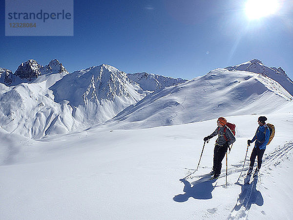 Österreich  Tirol  Sellraintal  2 Männer auf Langlaufskiern posieren im Neuschnee auf dem Schafkogelpass vor dem Kalkögelgebirge
