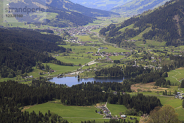 Österreich  Alpen  Tirol  Kitzbühel  Schwarzsee  See  Landschaft