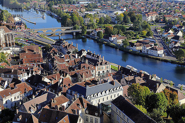 Frankreich  Region Bourgogne Franche Comte (Burgund)  Departement Yonne  Auxerre  Altstadt und Fluss Yonne