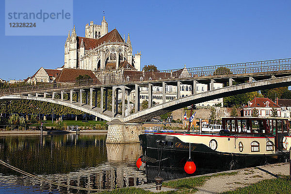 Frankreich  Region Bourgogne Franche Comte (Burgund)  Departement Yonne  Auxerre  Kathedrale Saint Etienne und Fluss Yonne