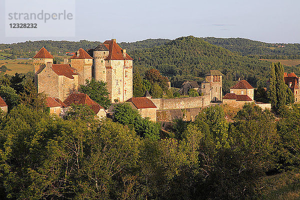 Frankreich  Nouvelle Aquitaine  Departement Correze (19)  Dordogne-Tal  Curemonte (schönste Dörfer Frankreichs) Schlösser
