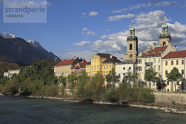 Österreich  Tirol  Innsbruck  Skyline  Kathedrale  Fluss Inn