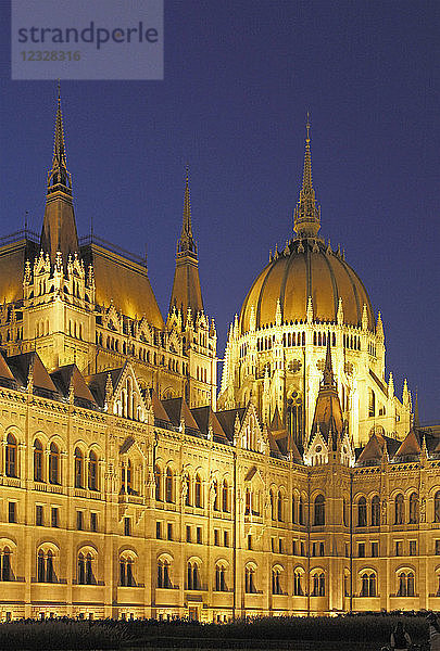 Ungarn  Budapest  Parlament  Orszaghaz  Nacht