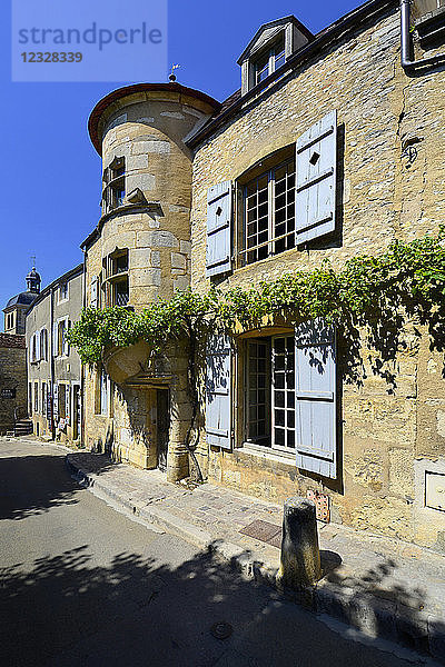 Europa  Frankreich  ein Wachturm auf einer Mauer an einer Straße in Vezelay in Burgund