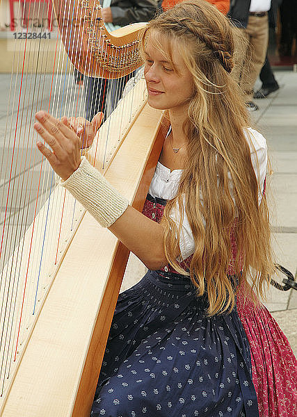 Österreich  Wien  Straßenmusiker  Harfenspieler  Menschen