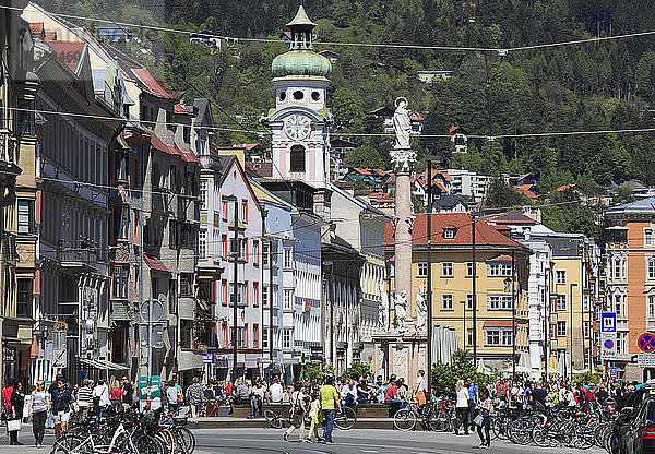 Österreich  Tirol  Innsbruck  Maria-Theresien-Straße  Menschen  St. Anna-Säule