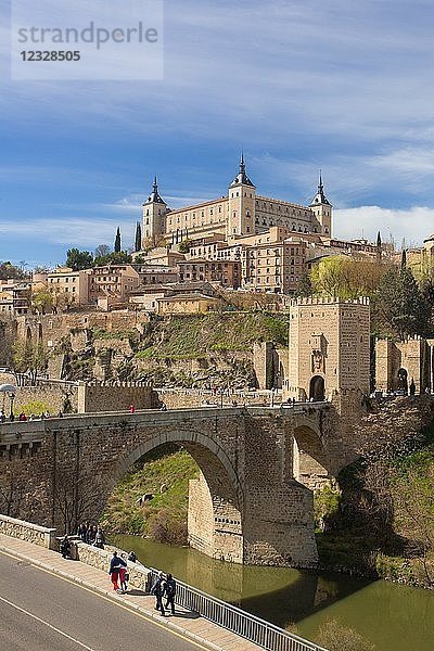 Spanien  Toledo Stadt  (W.H.)  Alcantara Brücke und Alcazar Schloss