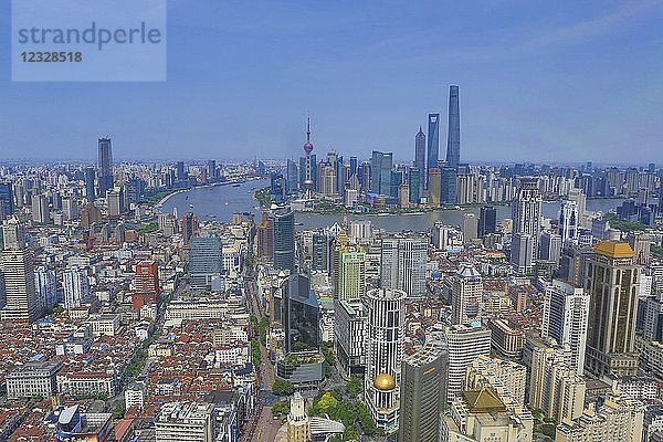 China  Shanghai City  der Bund und die Skyline des Pudong-Viertels  Huangpu-Fluss